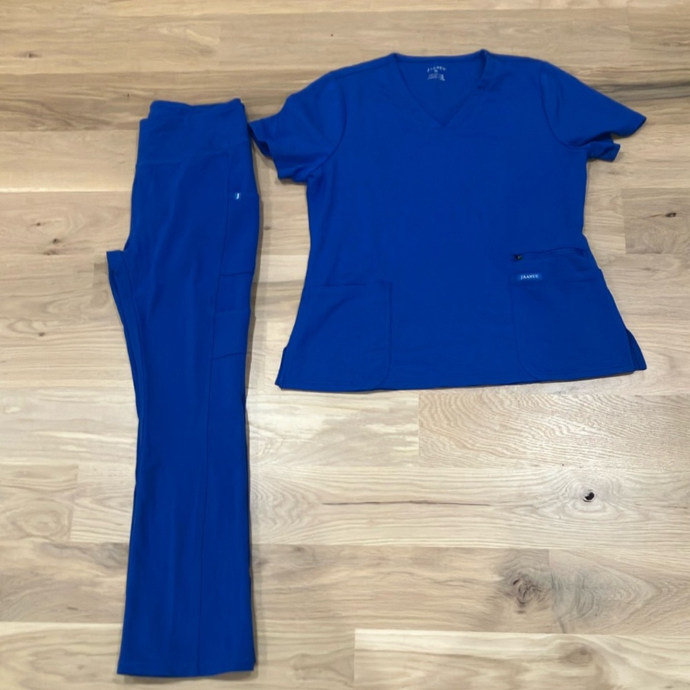 Jaanuu scrub set